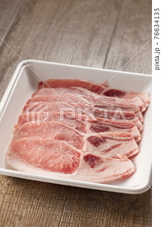 トレーに入った国産豚肉　生姜焼き用　ポークジンジャー 76634135