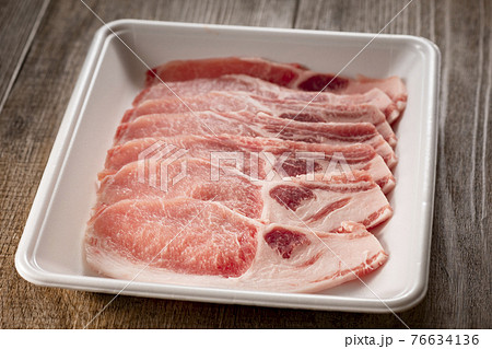 トレーに入った国産豚肉　生姜焼き用　ポークジンジャー 76634136
