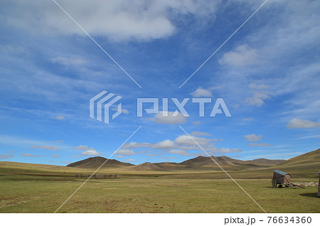 モンゴルの大草原と青空 広大な大自然の写真素材