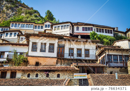 アルバニア、ベラトのオスマン帝国時代の街並み アルバニア、ベラトのオスマン帝国時代の街並み 76634371