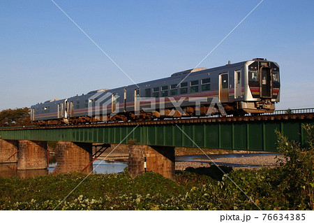 早出川橋梁を渡る磐越西線GV-E400（会津若松⇔新津） 76634385