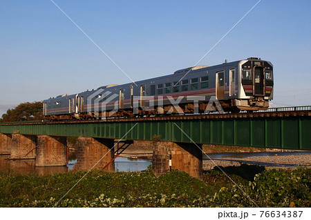 早出川橋梁を渡る磐越西線GV-E400(会津若松⇔新津) 早出川橋梁を渡る磐越西線GV-E400(会津若松⇔新津) 76634387