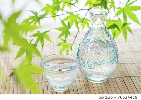 青もみじと冷酒　夏イメージ 76634459