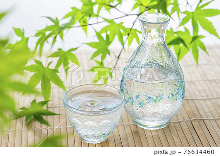 青もみじと冷酒 夏イメージ 青もみじと冷酒 夏イメージ 76634460