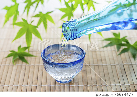 青もみじと冷酒　夏イメージ 76634477