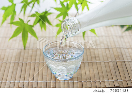 青もみじと冷酒 夏イメージ 青もみじと冷酒 夏イメージ 76634483