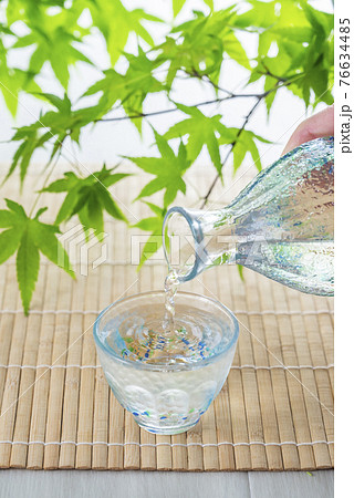 青もみじと冷酒 夏イメージ 青もみじと冷酒 夏イメージ 76634485