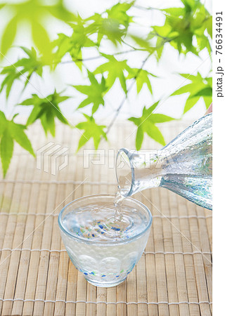 青もみじと冷酒 夏イメージ 青もみじと冷酒 夏イメージ 76634491