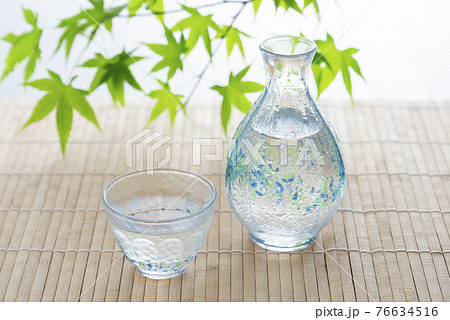 青もみじと冷酒　夏イメージ 76634516