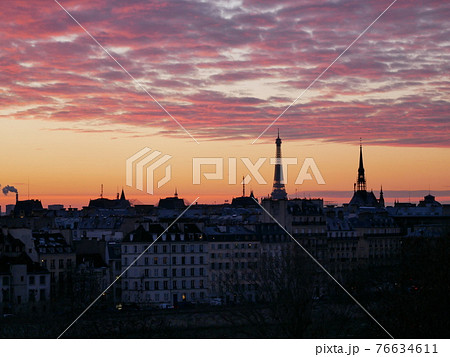 鱗雲に覆われたパリ・エッフェル塔 76634611