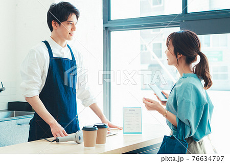 男性カフェスタッフ 男性カフェスタッフ 76634797