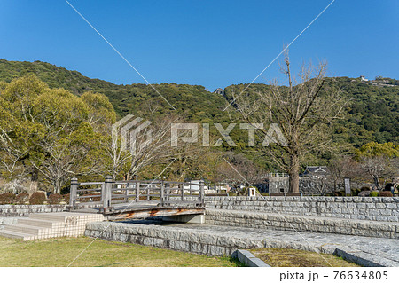 山口県岩国市 吉香公園にある錦帯橋の実験橋と岩国城 山口県岩国市 吉香公園にある錦帯橋の実験橋と岩国城 76634805