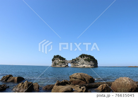 早朝の円月島　和歌山県 76635045