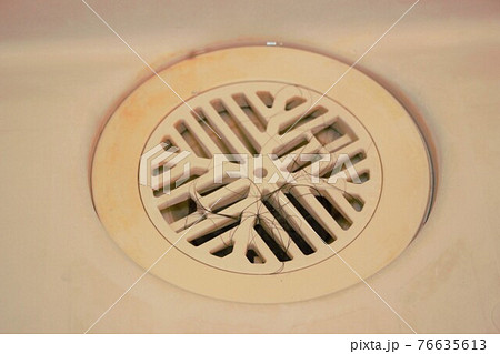 お風呂場の排水口の汚れ お風呂場の排水口の汚れ 76635613