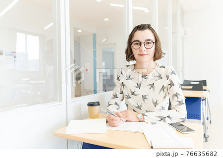 教室で勉強する女子大生　撮影協力：中央工学校附属日本語学校 76635682