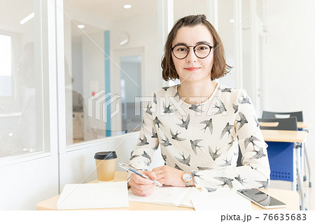 教室で勉強する女子大生　撮影協力：中央工学校附属日本語学校 76635683