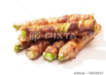 アスパラ肉巻きをお皿に盛り付ける 76636015