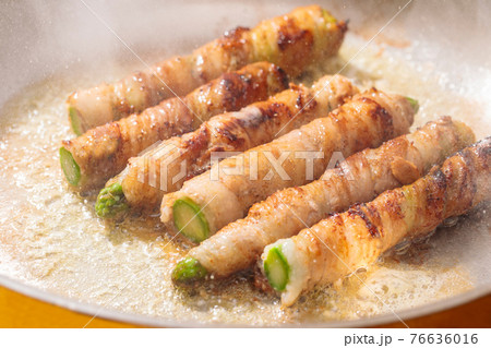 アスパラ肉巻きのフライパン調理シーン　 76636016