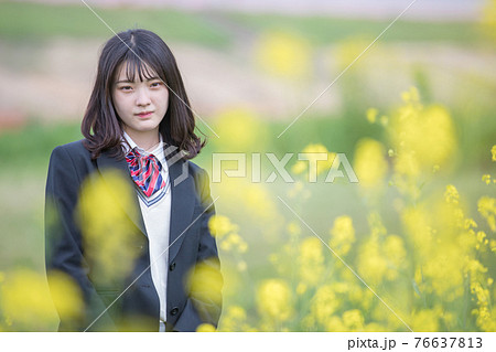 菜の花と女子高生 76637813