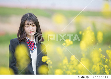 菜の花と女子高生 76637814