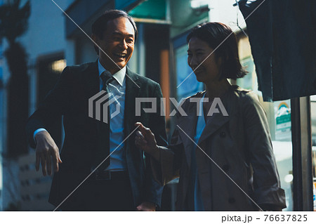 会社帰りに外食する50代男女 会社帰りに外食する50代男女 76637825