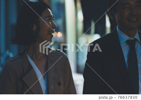 会社帰りの50代男女 76637830