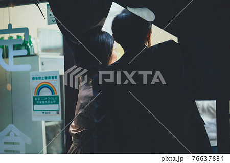 会社帰りに外食する50代男女 76637834