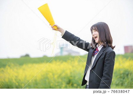 応援する女子高生 76638047