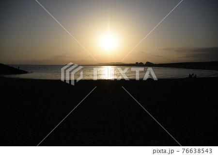 夕暮れ時の春の茅ヶ崎海岸　 76638543