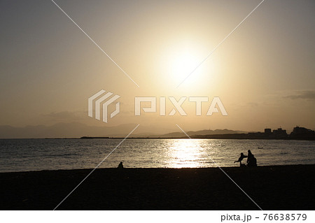 夕暮れ時の春の茅ヶ崎海岸 夕暮れ時の春の茅ヶ崎海岸 76638579