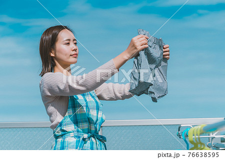 旦那のパンツを洗濯する主婦 76638595