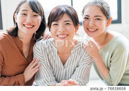 笑顔の女性3人 76638608