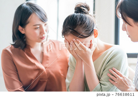 突然泣き出す女性 突然泣き出す女性 76638611