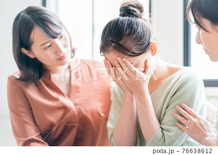 突然泣き出す女性 突然泣き出す女性 76638612