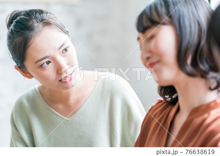 人の悩みに感情移入し過ぎる女性 人の悩みに感情移入し過ぎる女性 76638619