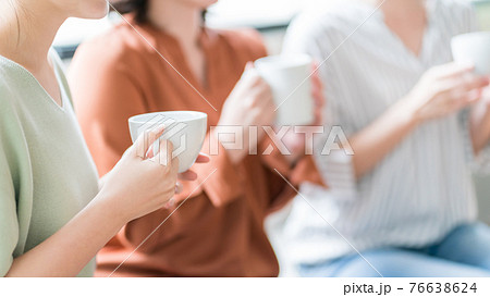 おうちで女友達とお茶 おうちで女友達とお茶 76638624