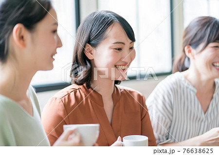 おうちで女友達とお茶 おうちで女友達とお茶 76638625