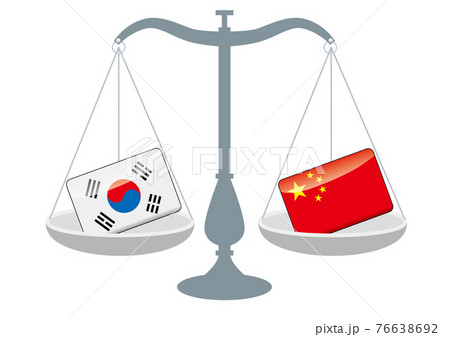 天秤と国旗　中国と韓国の国旗　国家対立　国家紛争　国際司法　貿易のイメージイラスト 76638692