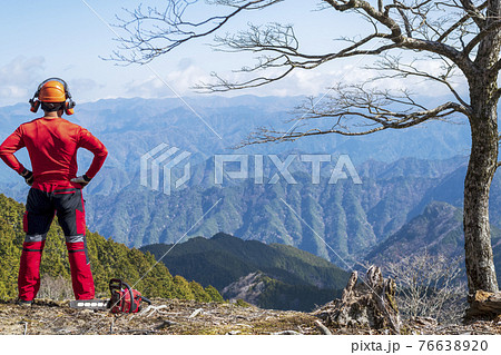 整備する山を見ながら仁王立ちする男性林業家 整備する山を見ながら仁王立ちする男性林業家 76638920