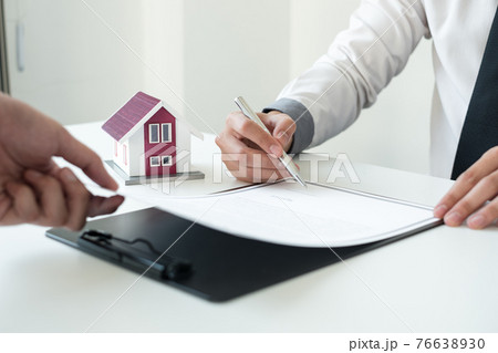 Real estate agents offer sale home insurance and close the sale immediately after the customer signs a purchase contract under a formal agreement. Real estate Home insurance concept Real estate agents offer sale home insurance and close the sale immediately after the customer signs a purchase contract under a formal agreement. Real estate Home insurance concept 76638930