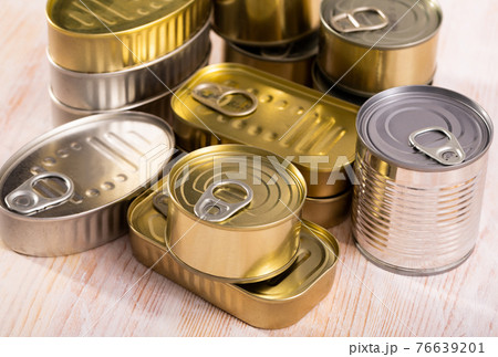 Golden and silver tin cans 76639201