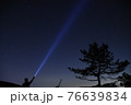 夜空と懐中電灯 76639834