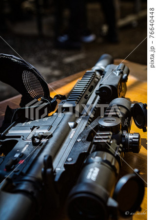 休息と銃 76640448