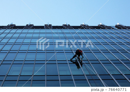 高層ビルの窓拭き作業 76640771