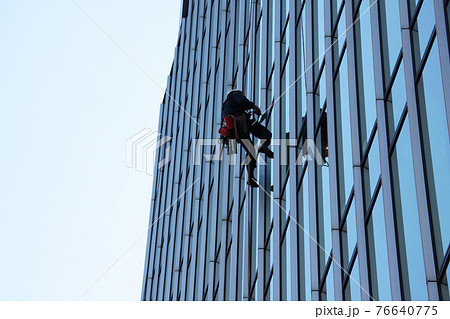 高層ビルの窓拭き作業 高層ビルの窓拭き作業 76640775