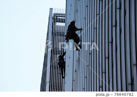 高層ビルの窓拭き作業 高層ビルの窓拭き作業 76640782