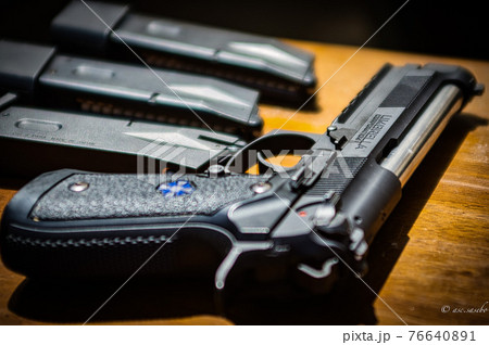 置かれた拳銃 76640891