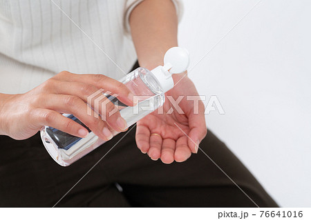 化粧水を使う女性の手元 化粧水を使う女性の手元 76641016