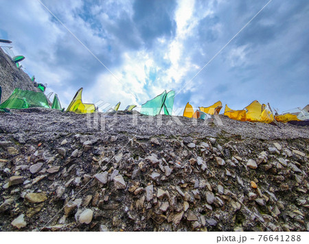 Wall defense broken glass 76641288