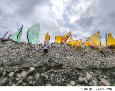 Wall defense broken glass 76641290